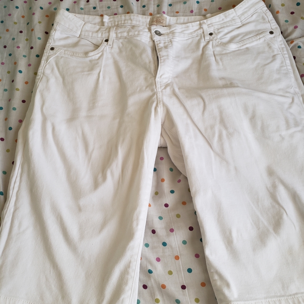 Levi's White Capris 24